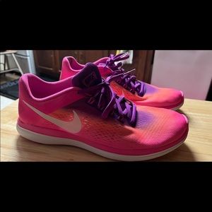 Womens shoes small spot on the back heal not visual when worn. Second pic